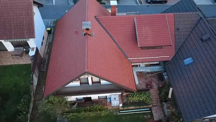 Pogled na prenovljeno streho iz zraka