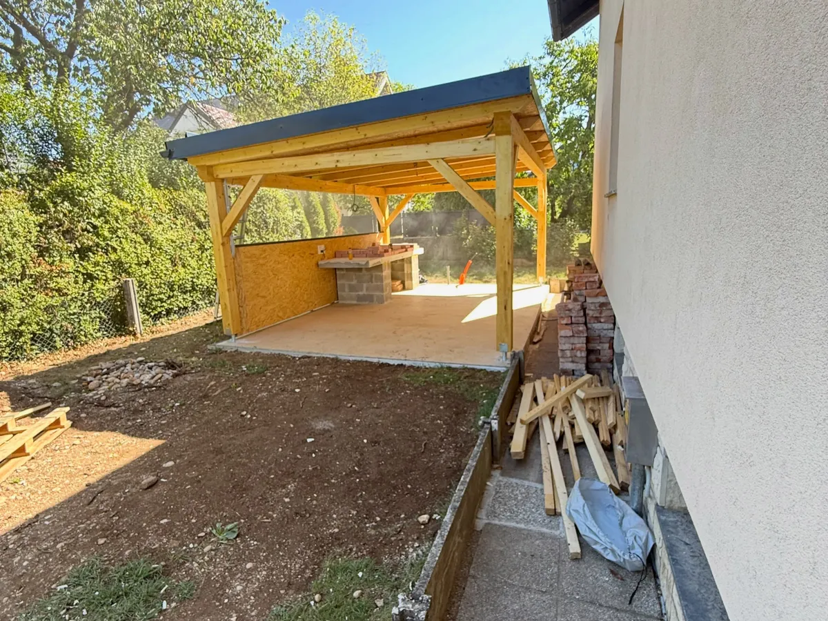 Lesena konstrukcija nadstreška
